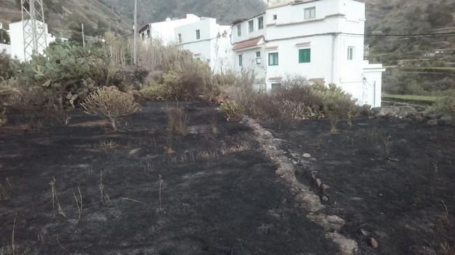 Arden tres terrazas de cultivo junto a unas casas en el Valle de Agaete