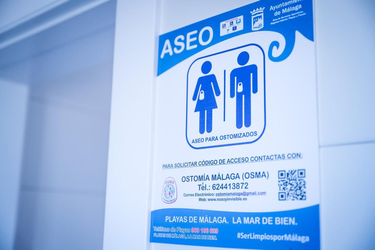 Entrada a uno de los nuevos aseos para ostomizados, en la playa de Pedregalejo.