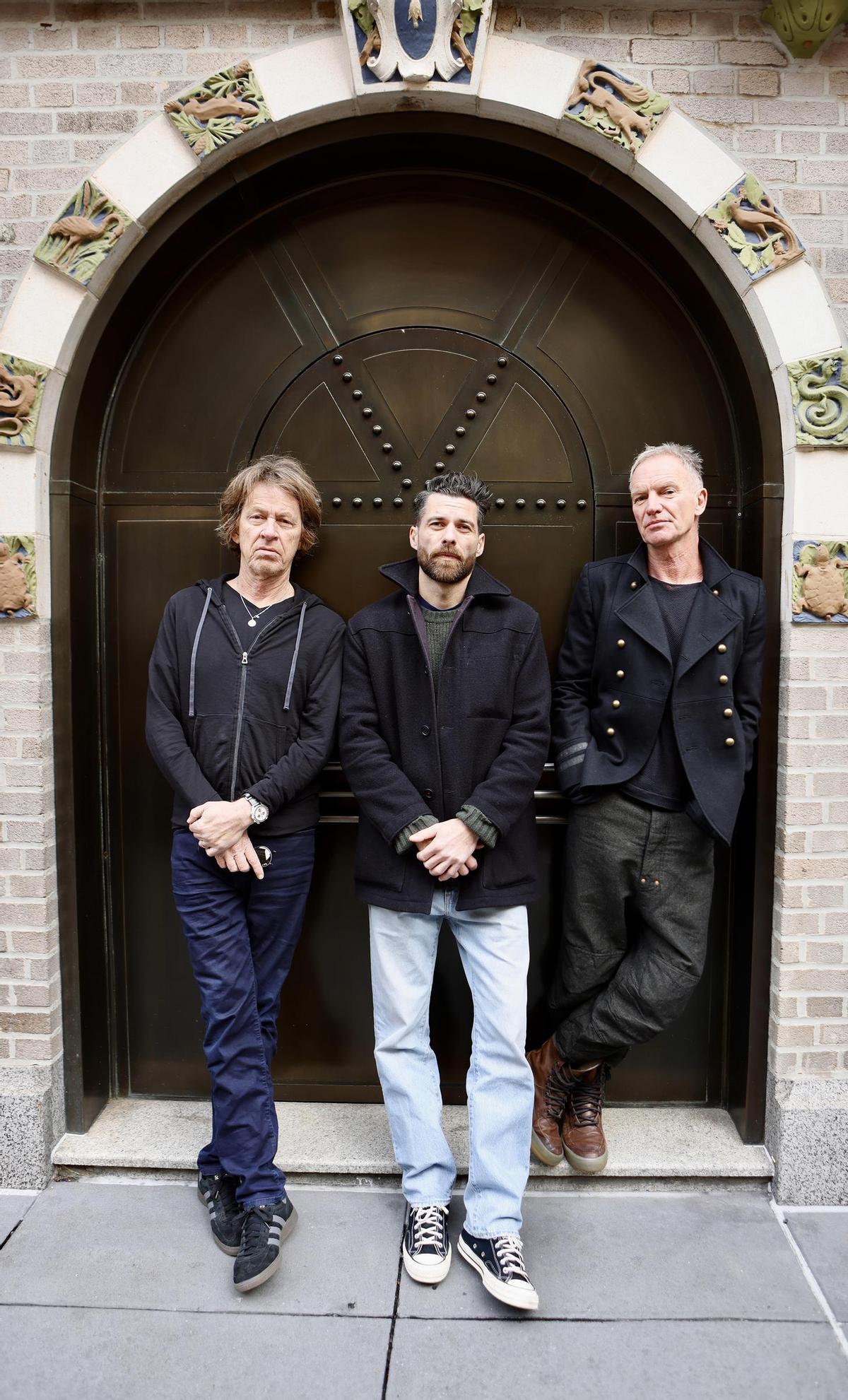 Sting (d) junto a  Dominic Miller y Chris Maas.