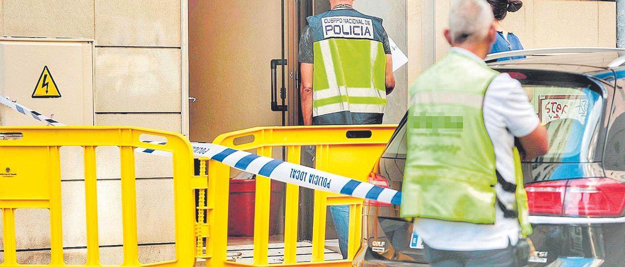 Agentes de la Policía Nacional en el portal donde ocurrió el ataque machista.jpg