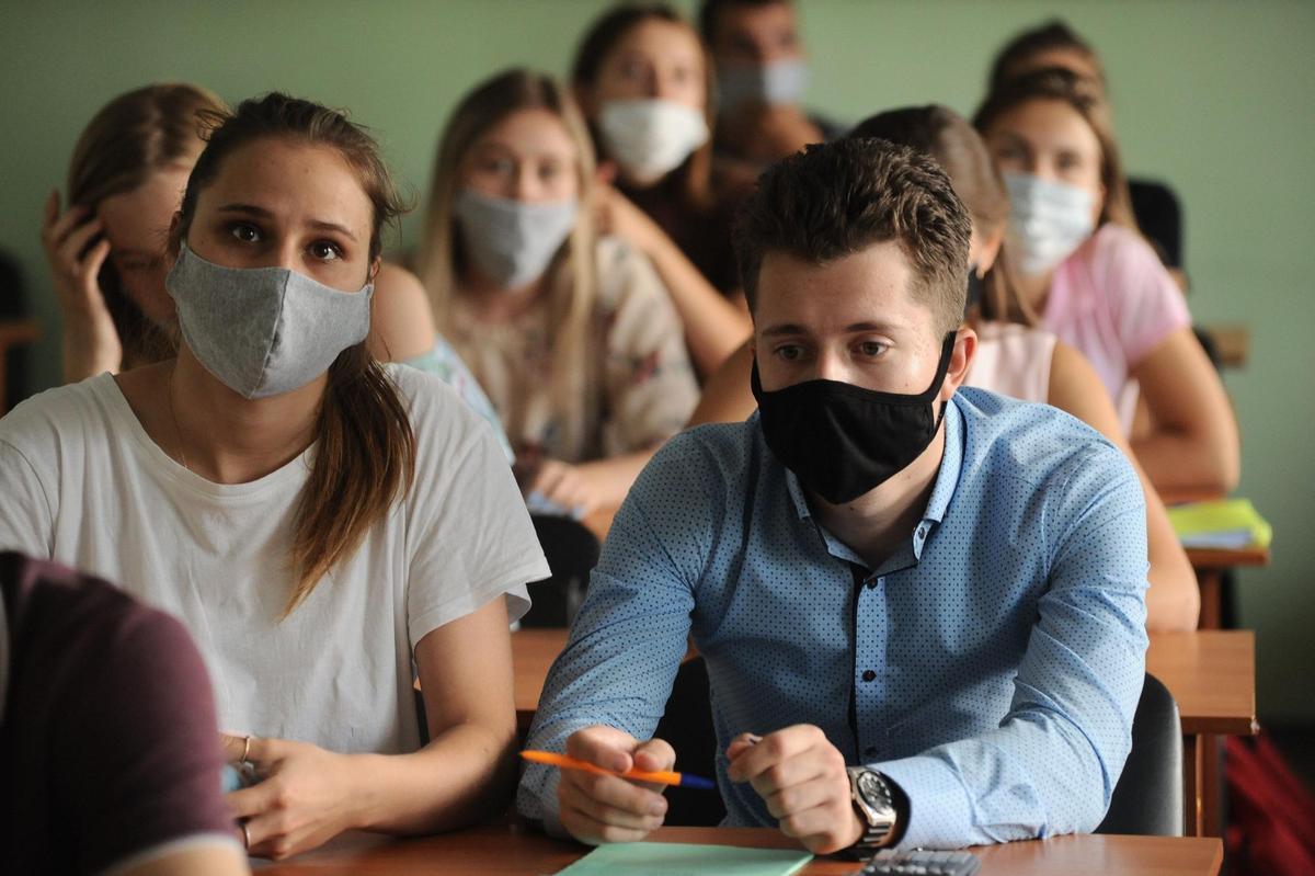 Adolescentes en una clase.