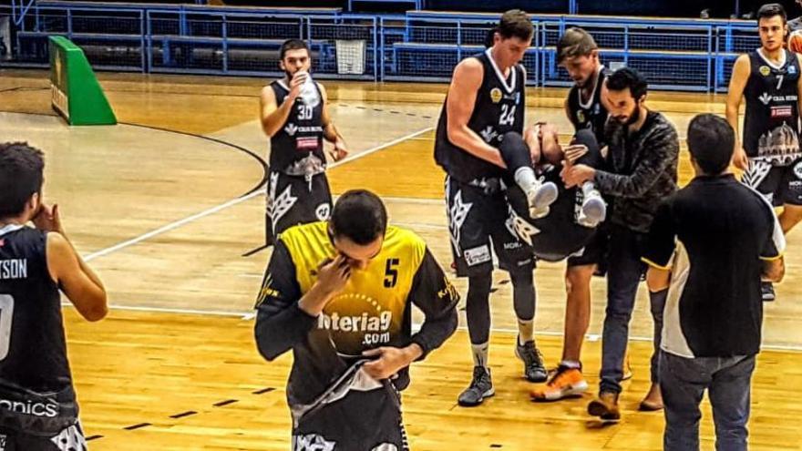 Juanma Robles, del Caja Rural, sufrió un fuerte esguince de tobillo en el último minuto.