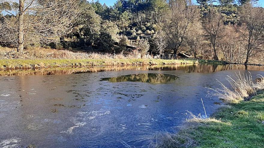 A la izquierda la ribera de Fradinos, en Nuez de Aliste, con una lámina de hielo y a la derecha.