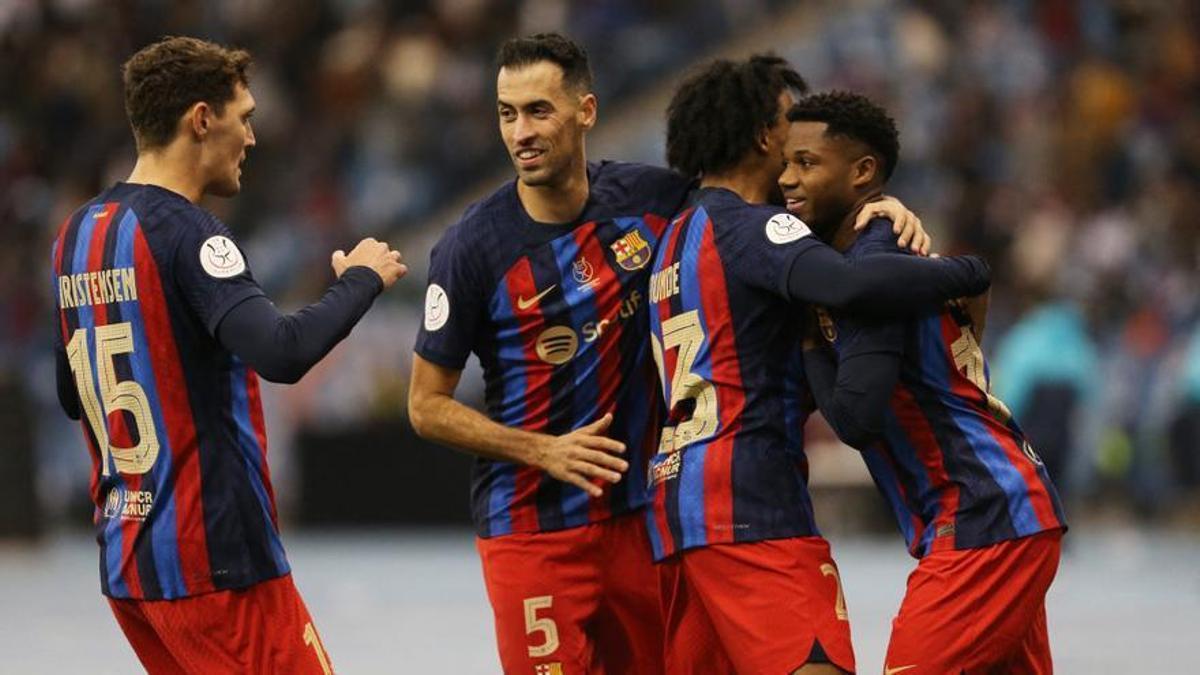 Christensen, Busquets y Koundé felicitan a Ansu tras su gol en la semifinal de la Supercopa de España ante el Betis en Riad.
