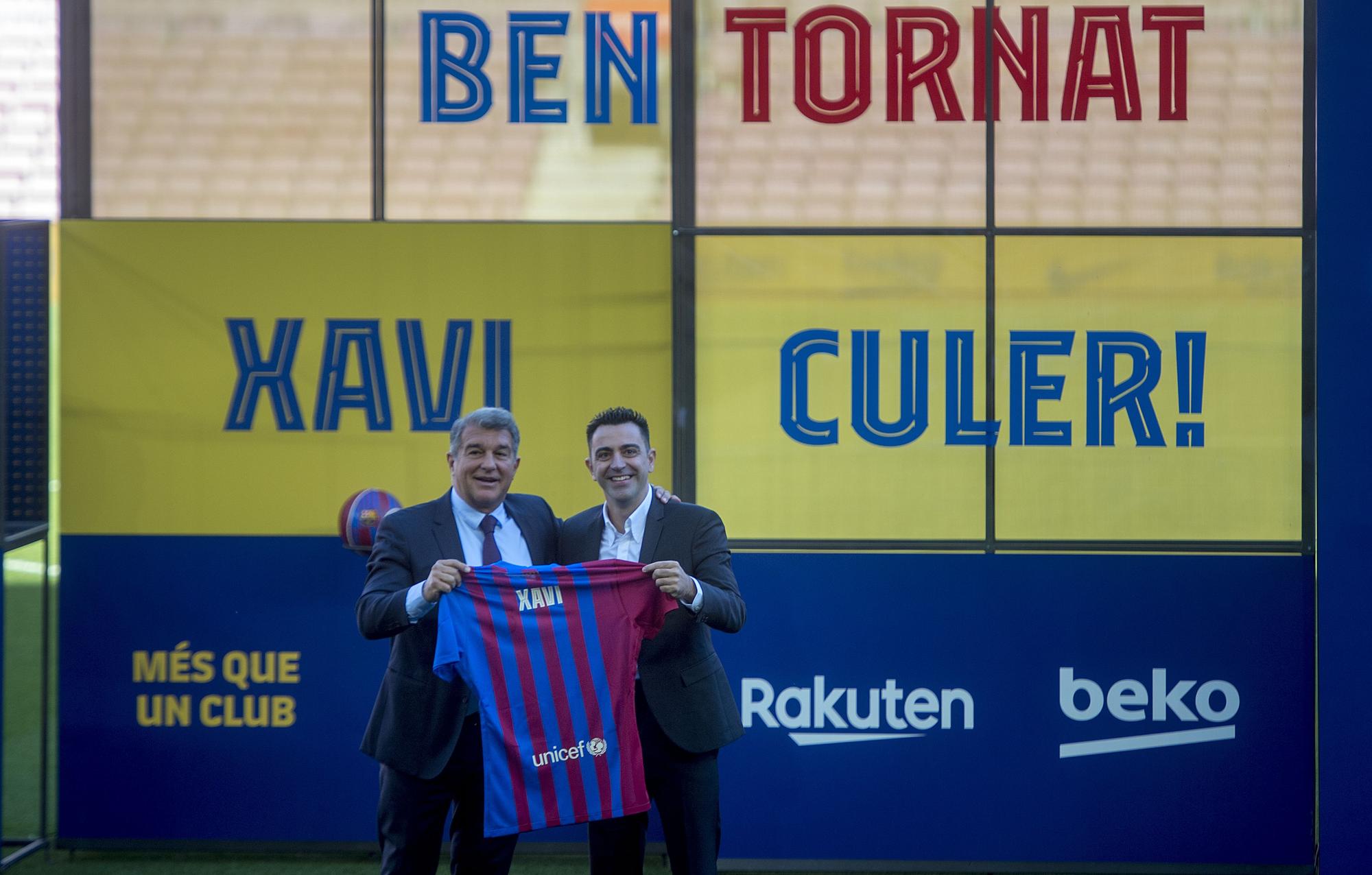 Laporta entrega una camiseta a Xavi.