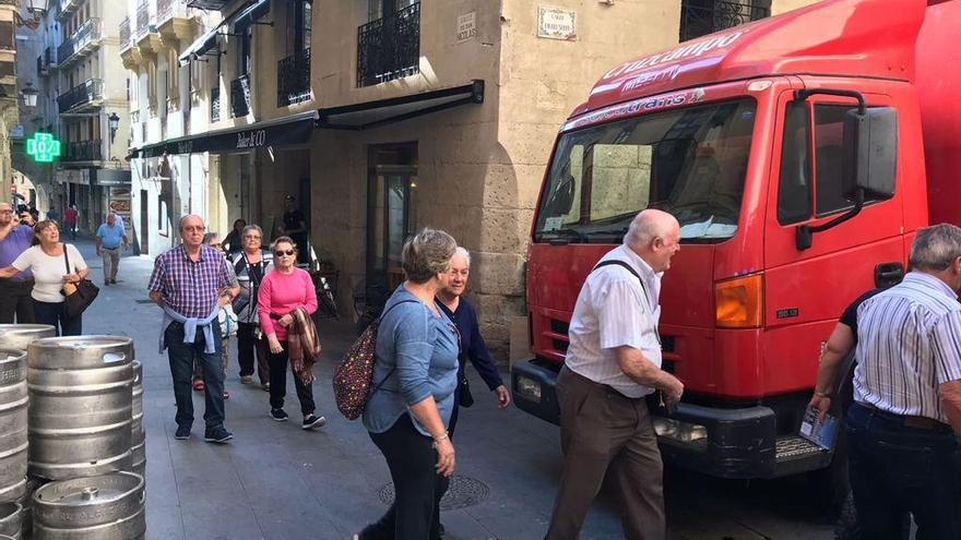Los hoteleros denuncian la mala imagen del casco antiguo de Alicante por el descontrol de las furgonetas de reparto