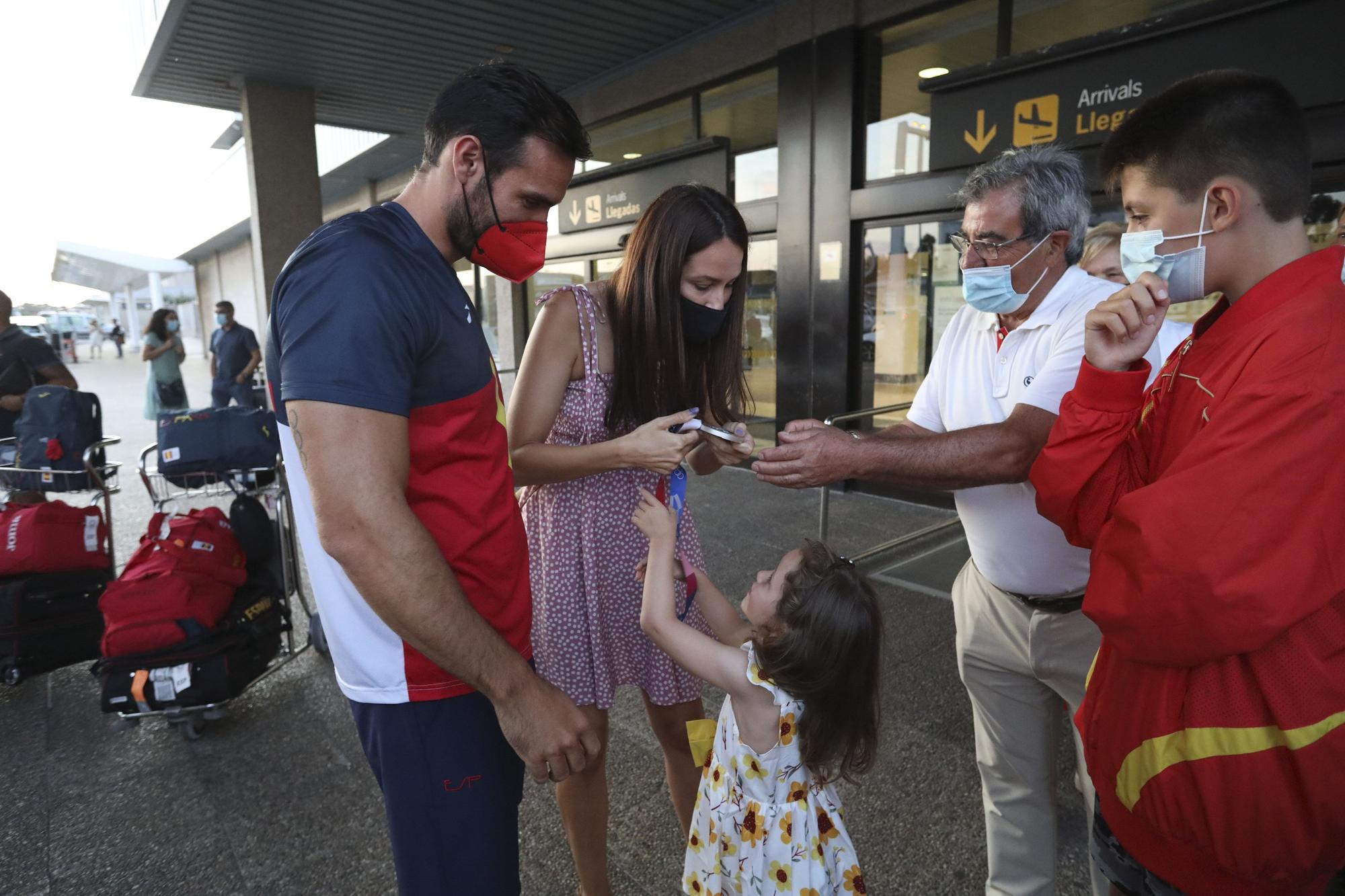 Así fue la llegada de Saúl Craviotto y del equipo olímpico de piragüismo al aeropuerto de Asturias