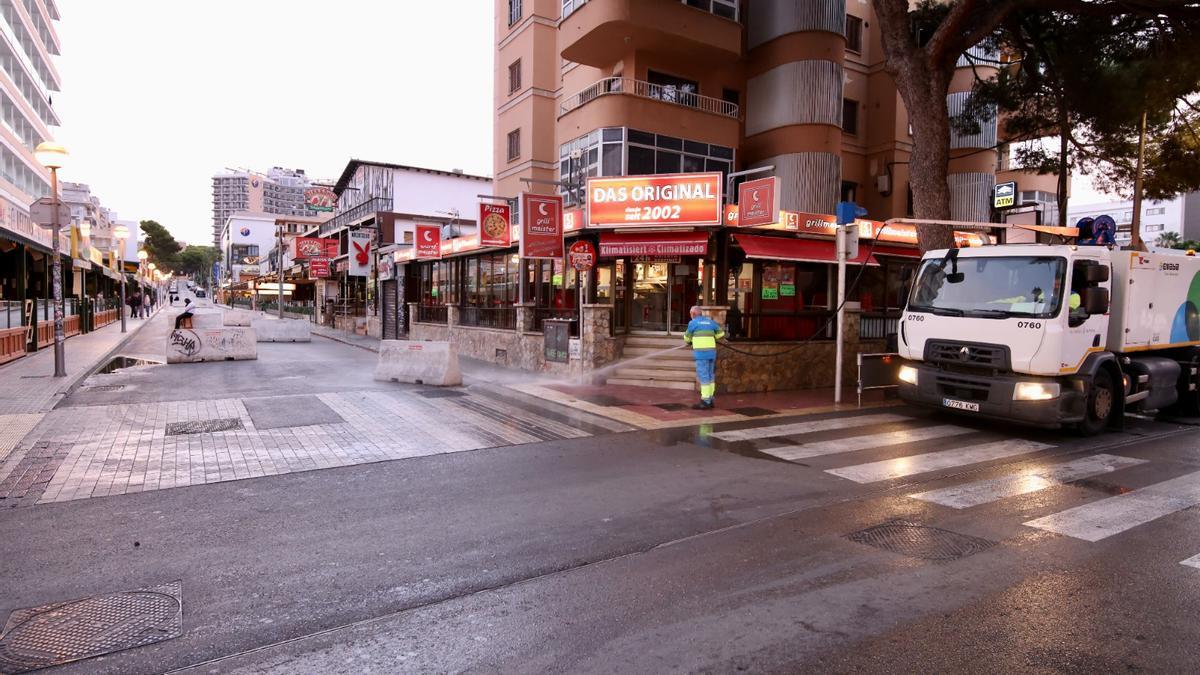 Un equipo de Emaya limpia la calle en la Playa de Palma.