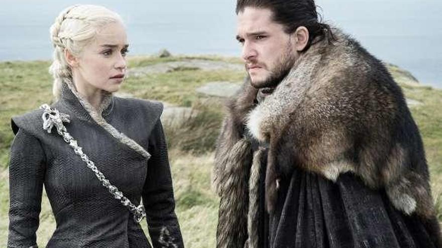 Emilia Clarke y Kit Harington, en una imagen de &quot;Juego de tronos&quot;.