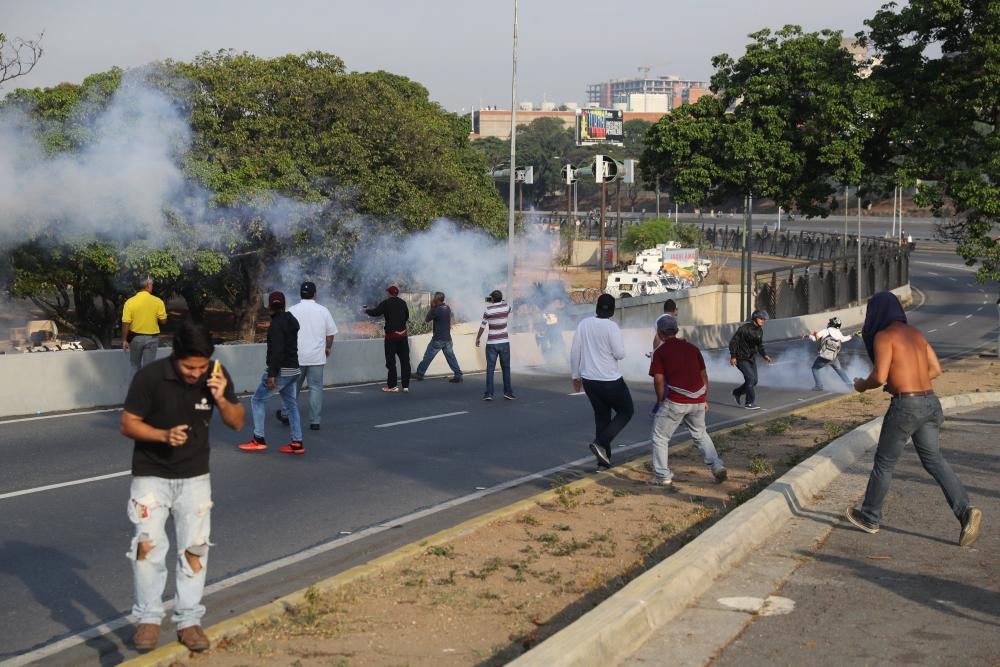 Lanzan bombas lacrimógenas contra Guaidó y ...