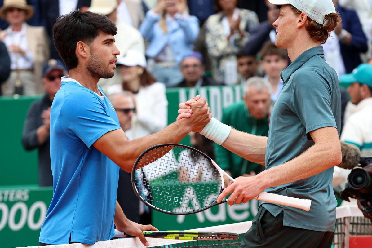 Alcaraz felicita a Sinner a la conclusión de la final de Montecarlo.