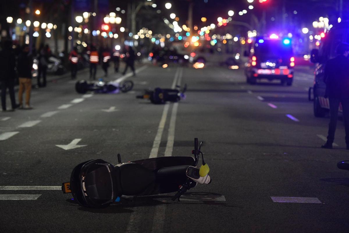 Motos por el suelo durante la quinta noche de disturbios por las protestas en apoyo a Pablo Hasél.