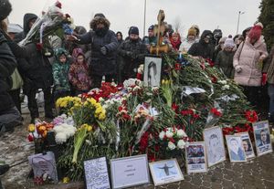 Los padres de Navalni visitan su tumba acompañados de cientos de personas en el primer aniversario de su muerte