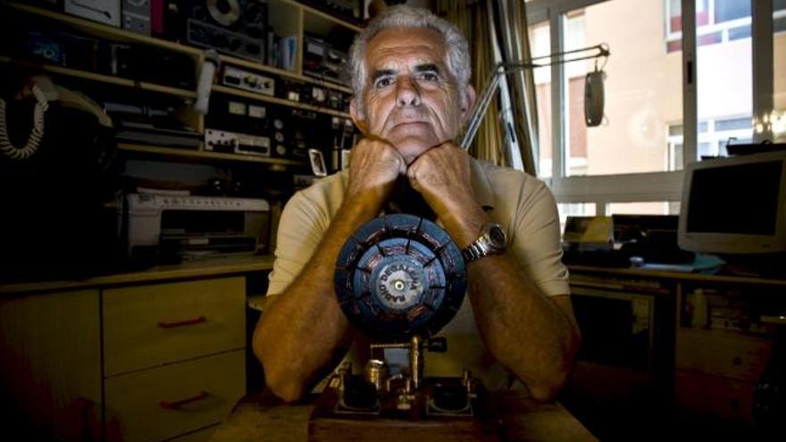 El malagueño Manolo Rodríguez Llanera posa con una radio de Galena y diodo de germanio.