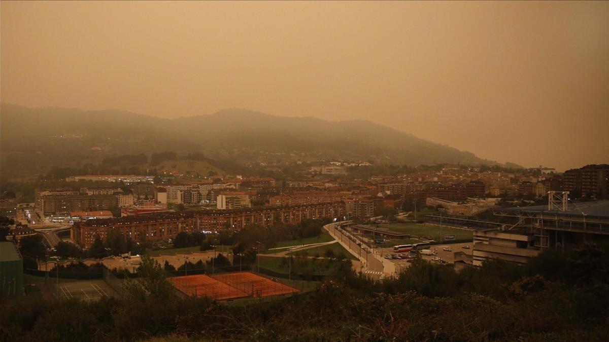 El viento sur ha cubierto de humo buena parte de Asturias