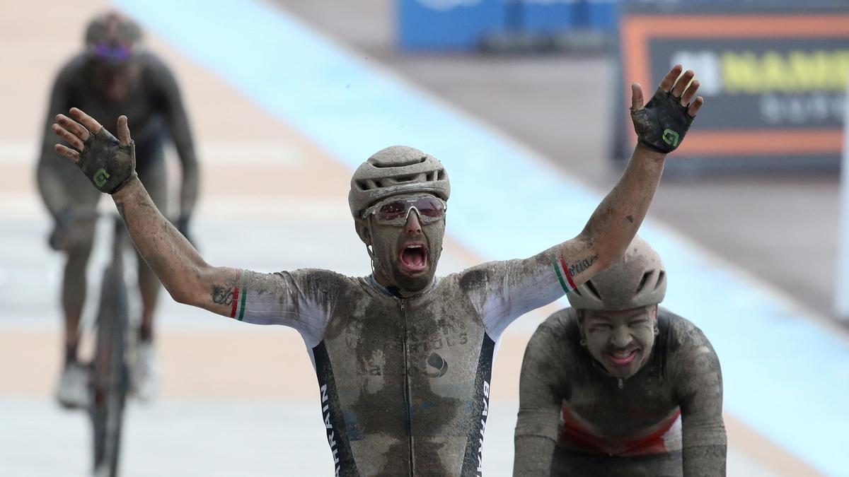 Sonny Colbrelli celebra su victoria en la París-Roubaix.
