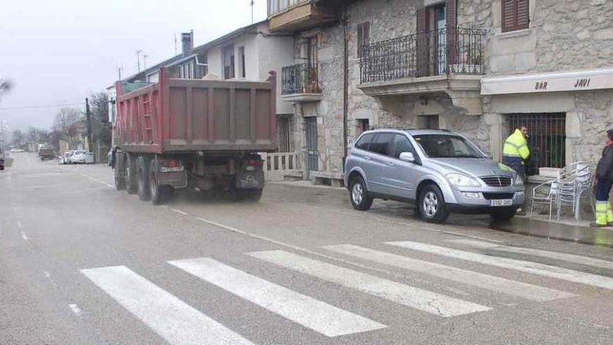 Un camión cruza un paso de cebra en la travesía de Lubián.