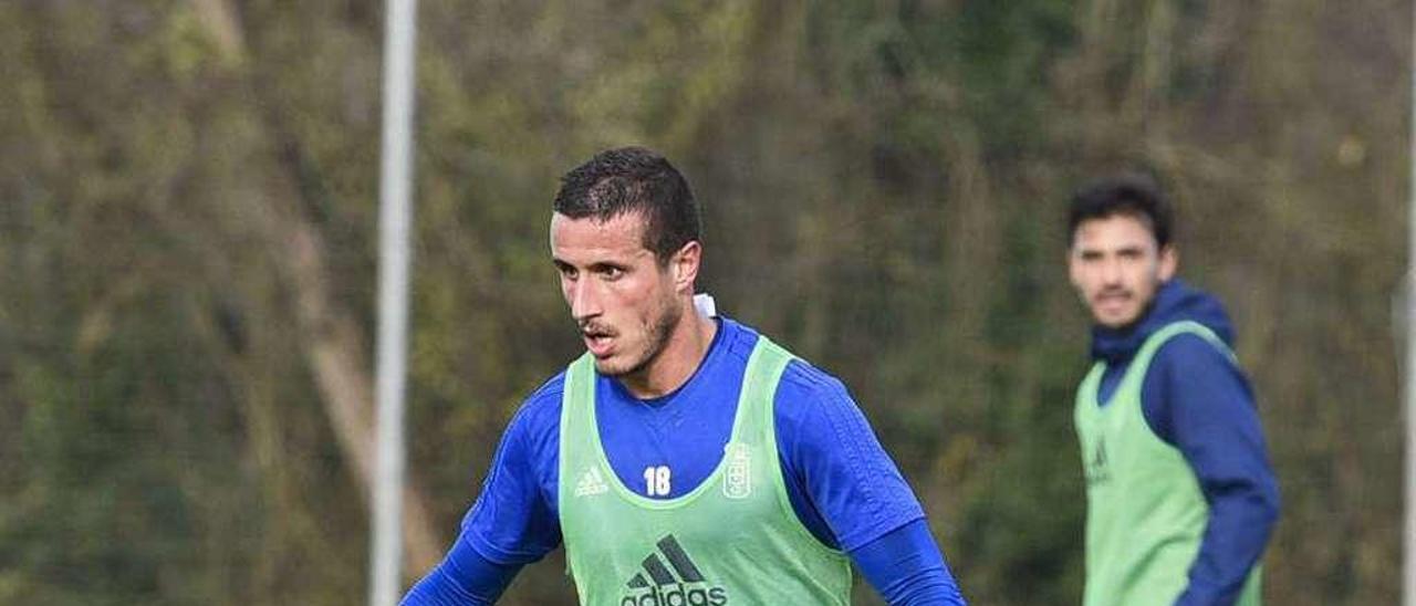 Christian Fernández, en el entrenamiento del Oviedo ayer en El Requexón.