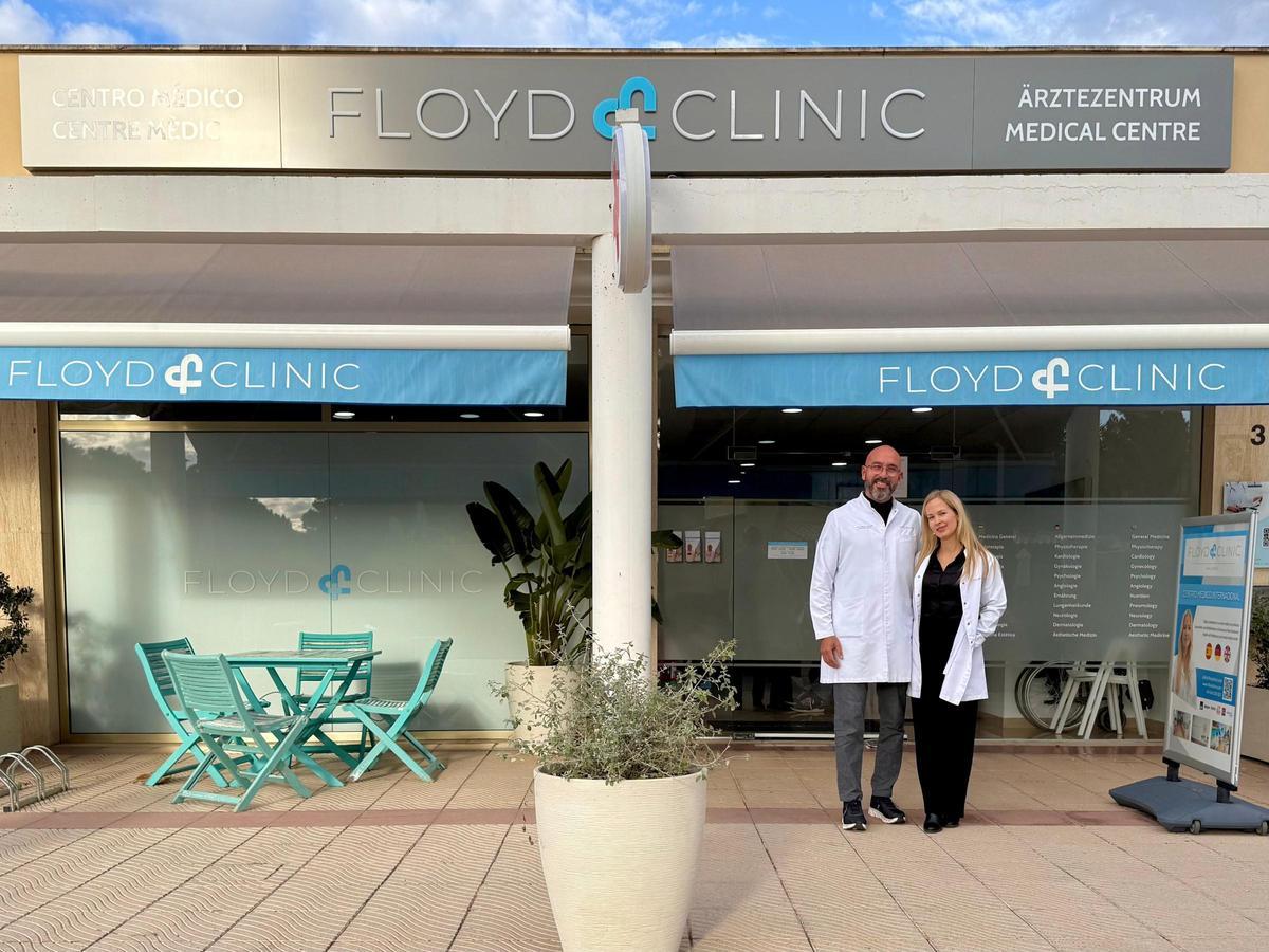 Vor ihrer Praxis: Hausarzt Dr Manuel Floyd und Betriebsleiterin Anna-Lena Middeldorf