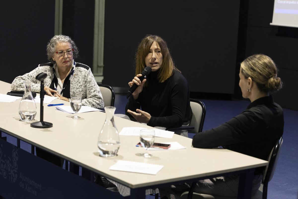 Silvia Tomás, directora de Relaciones Institucionales de Prensa Ibérica en Valencia, junto a las ponentes.