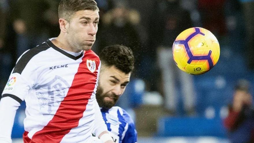 Sobrino disputa un balón con Embarba en el Alavés - Rayo.