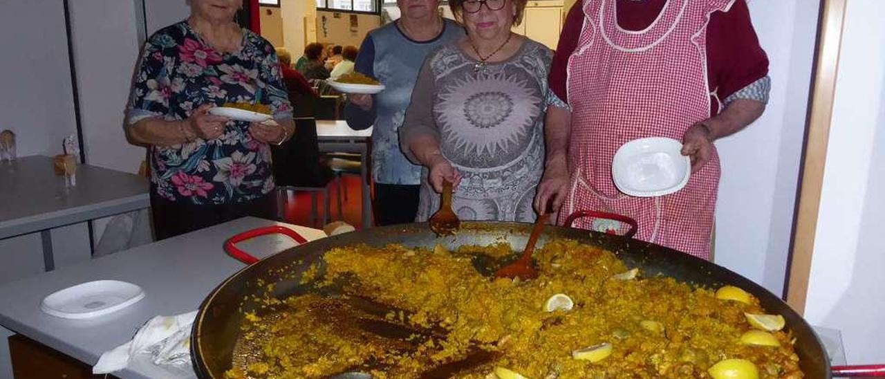 Por la izquierda, Argentina Díaz, Eloína Antuña, Olga Vega y Antonio Lago, junto a la paella.