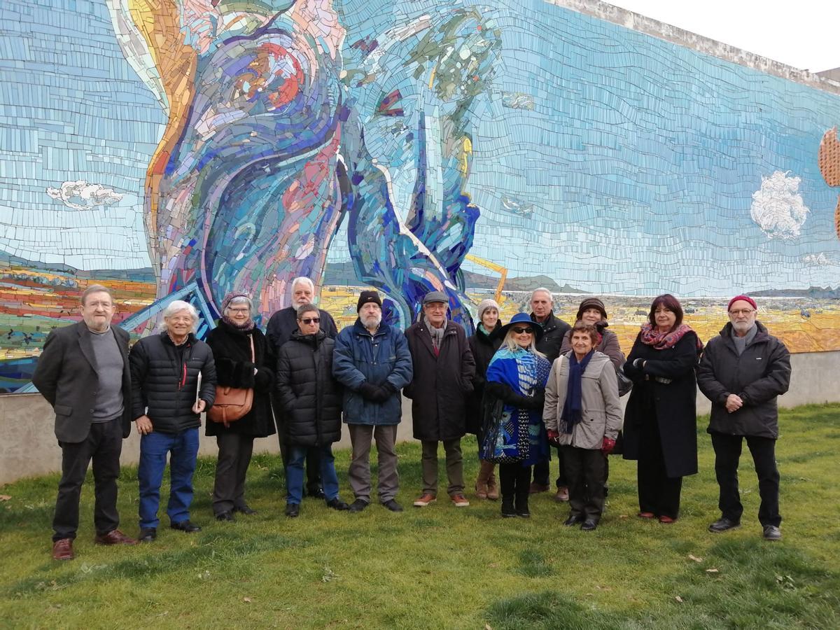 Els membres del Grup 69 en una foto d'arxiu del mural durant una visita de la UNED Sènior