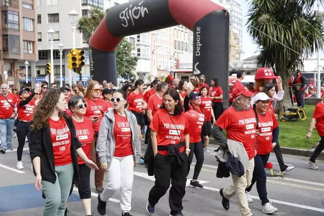 La tercera Marcha Solidaria de la Cruz Roja de Gijón, en imágenes