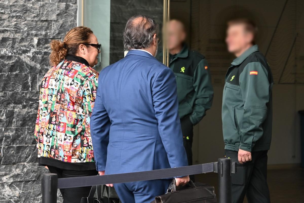 Carmen Gómez y su abogado en el acceso al Palacio de Justicia de Elche