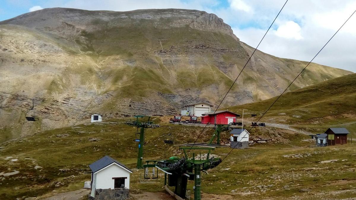 Imagen de archivo de la estación de esquí de Panticosa sin nieve.