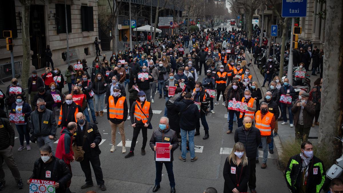 Movilización convocada por CCOO y UGT frente a la Delegación de Gobierno en Barcelona para denunciar que las patronales y los gobiernos están impidiendo medidas estratégicas y esenciales para garantizar la igualdad social y la distribución de la riqueza.