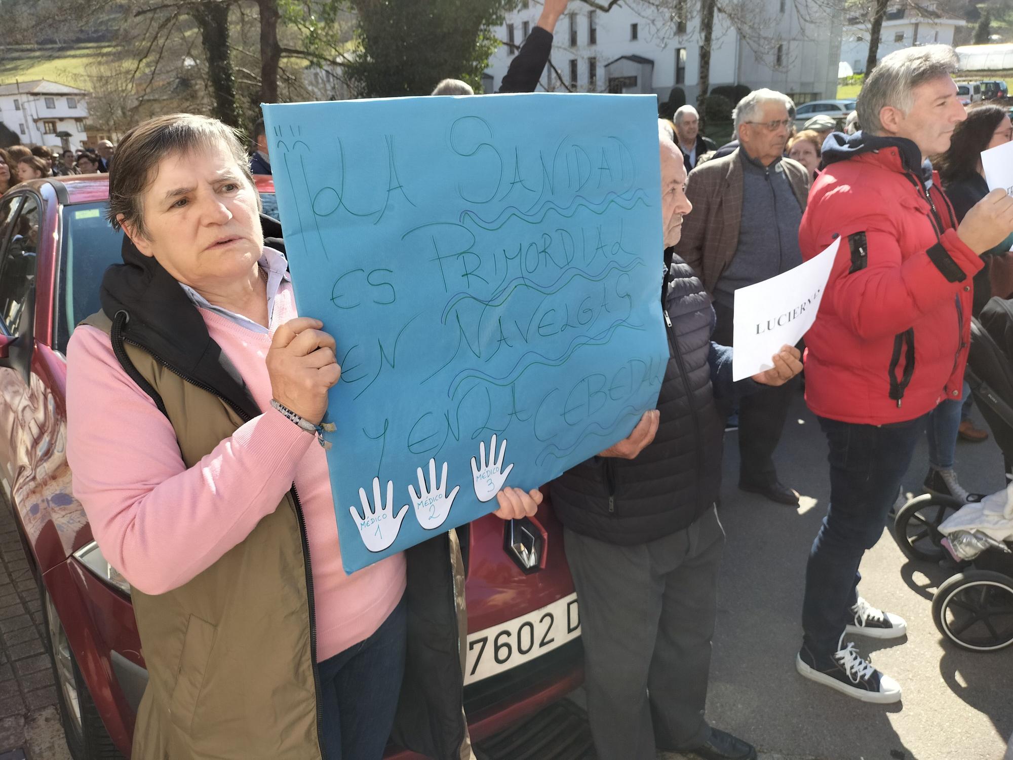 Protesta en Navelgas por la falta de médicos
