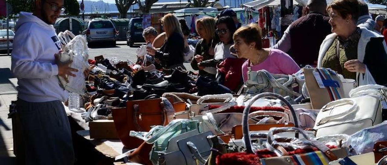 Actividad en el mercadillo ambulante de Cangas, que se celebra los martes y viernes. // G.Núñez