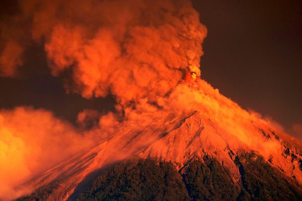 Miles de personas evacuadas por fuerte erupción ...