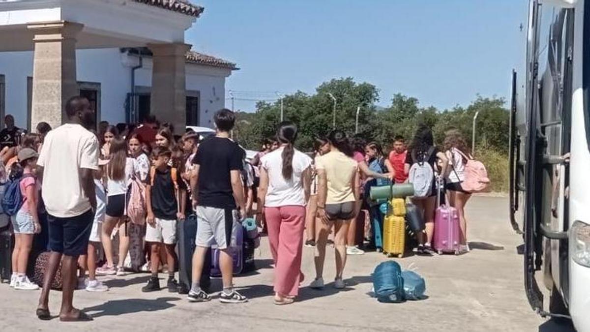 Participantes en un campamento de Cáritas, anterior.
