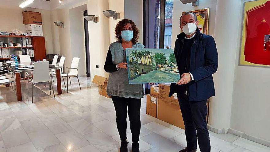 Enrique Lahuerta entrega el cuadro a la alcaldesa. | LEVANTE -EMV