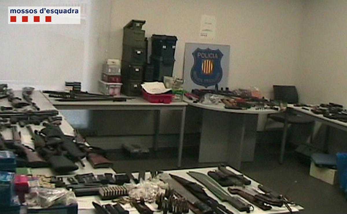 Los agentes registran los dos domicilios de los detenidos, donde han encontrado una gran cantidad de armas y municiones.