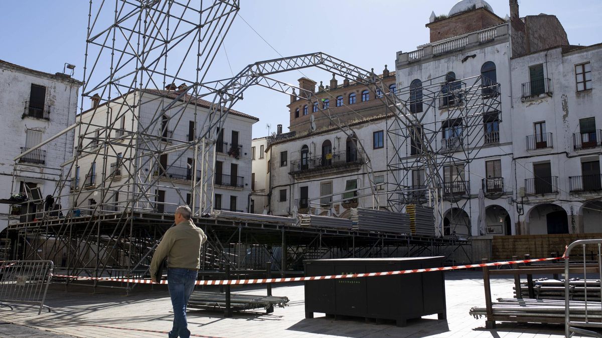 Montaje del escenario de la plaza Mayor, esta mañana.