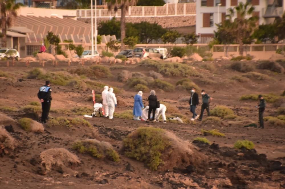 Cuatro fallecidos a bordo de un cayuco que llegó a una playa de Tenerife