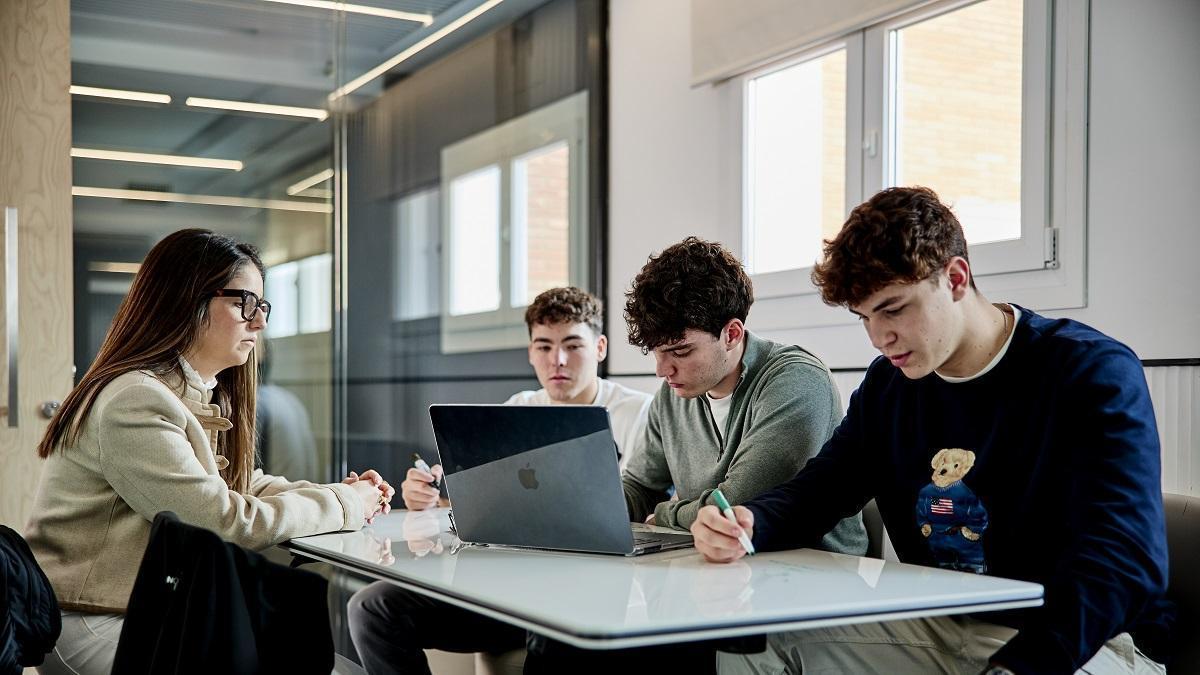 Un grupo de estudiantes trabaja en las instalaciones de ESIC Business &amp; Marketing School.