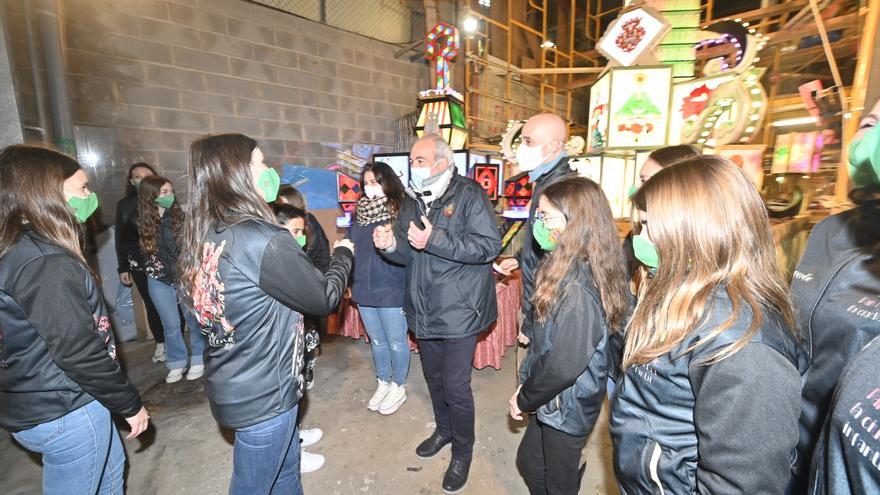 Las gaiatas iluminan el camino de las reinas hacia las fiestas de la Magdalena