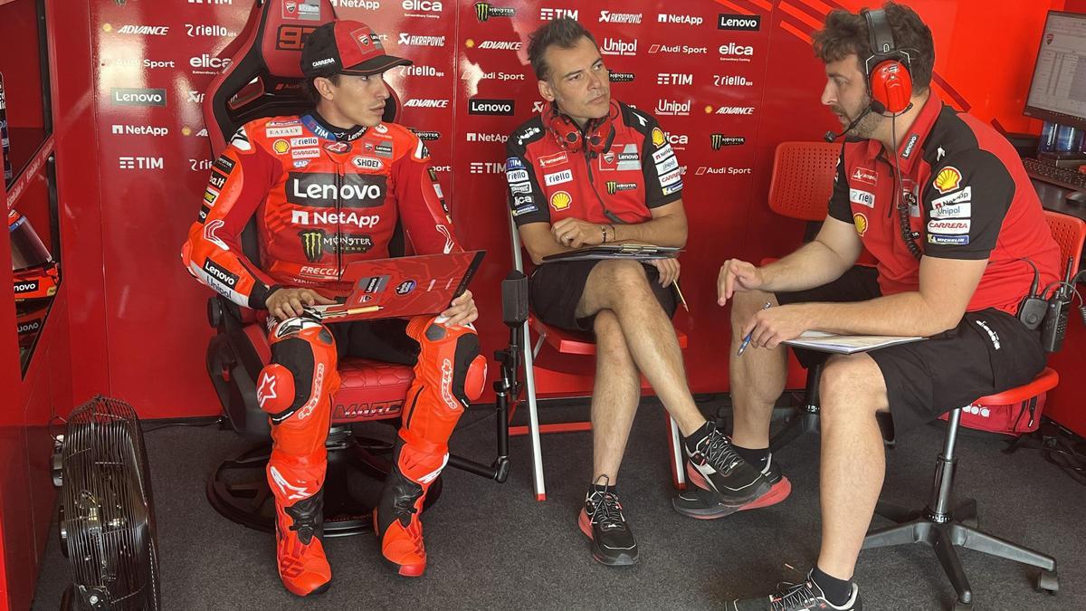 Marc Márquez, hoy, con su ingeniero y telemétrico, en el taller de Ducati.