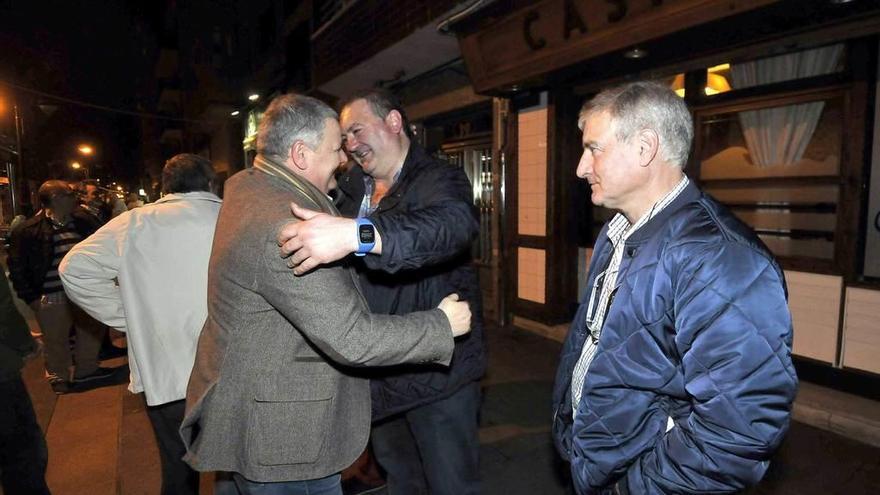 Ramón Argüelles, ayer, abrazando a Juan José Menéndez.