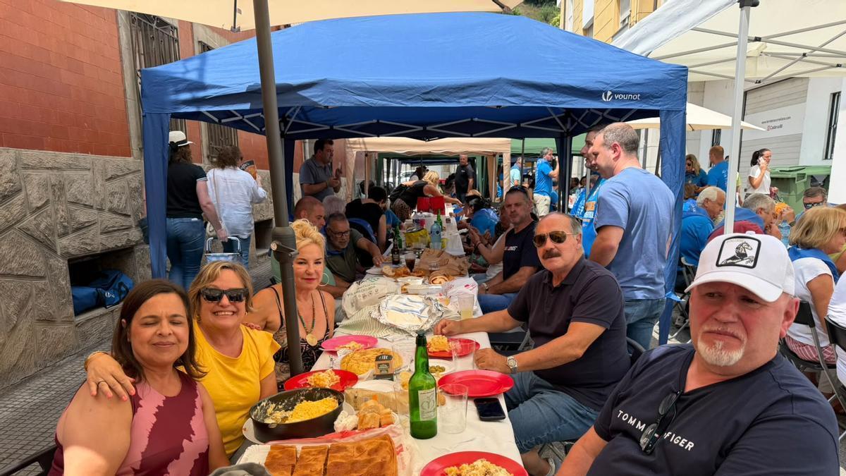 Ambiente en la comida en la calle del Club Deportivo Cornellana, celebrada el pasado sábado en la localidad de Salas.
