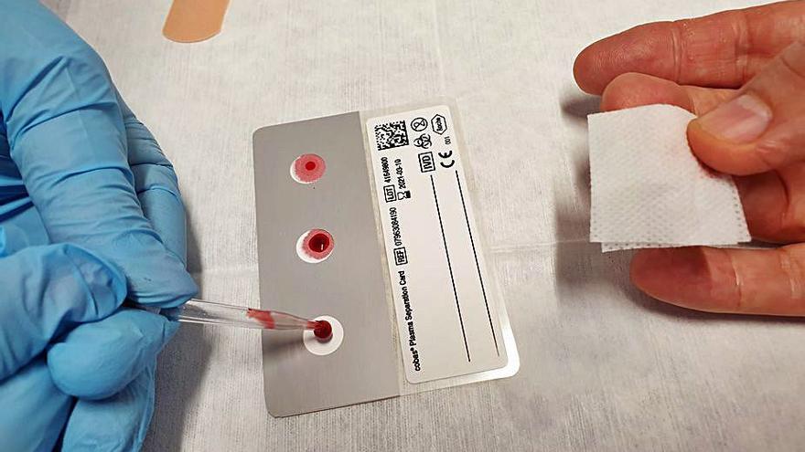 Con un pinchazo en la yema del dedo se extrae la sangre para rellenar la tarjeta que luego se remite a Microbiología para obtener un diagnóstico de hepatitis C.