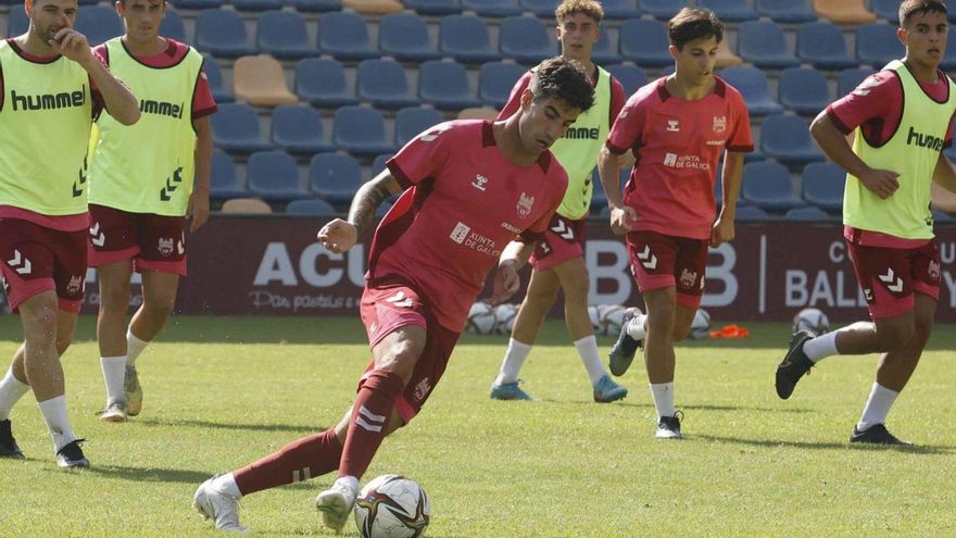 El central David Soto controla un balón en el primer entrenamiento del Pontevedra en Pasarón. | // P. H. G.