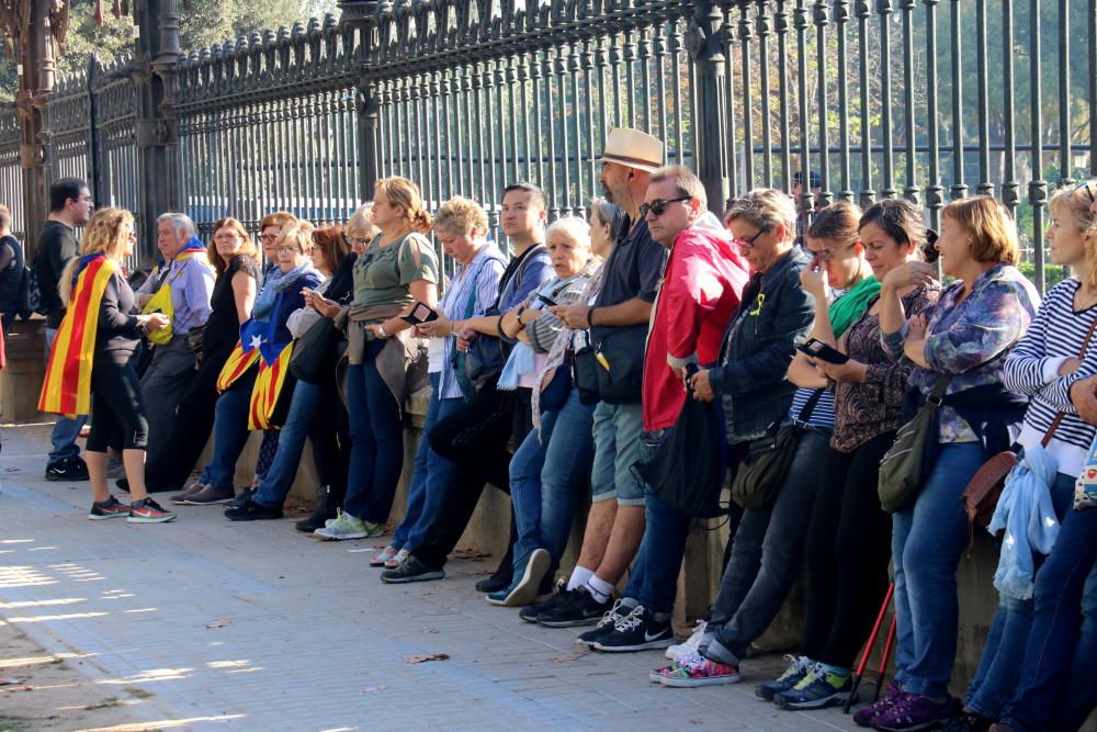 Centenars de persones es concentren als voltants del Parlament