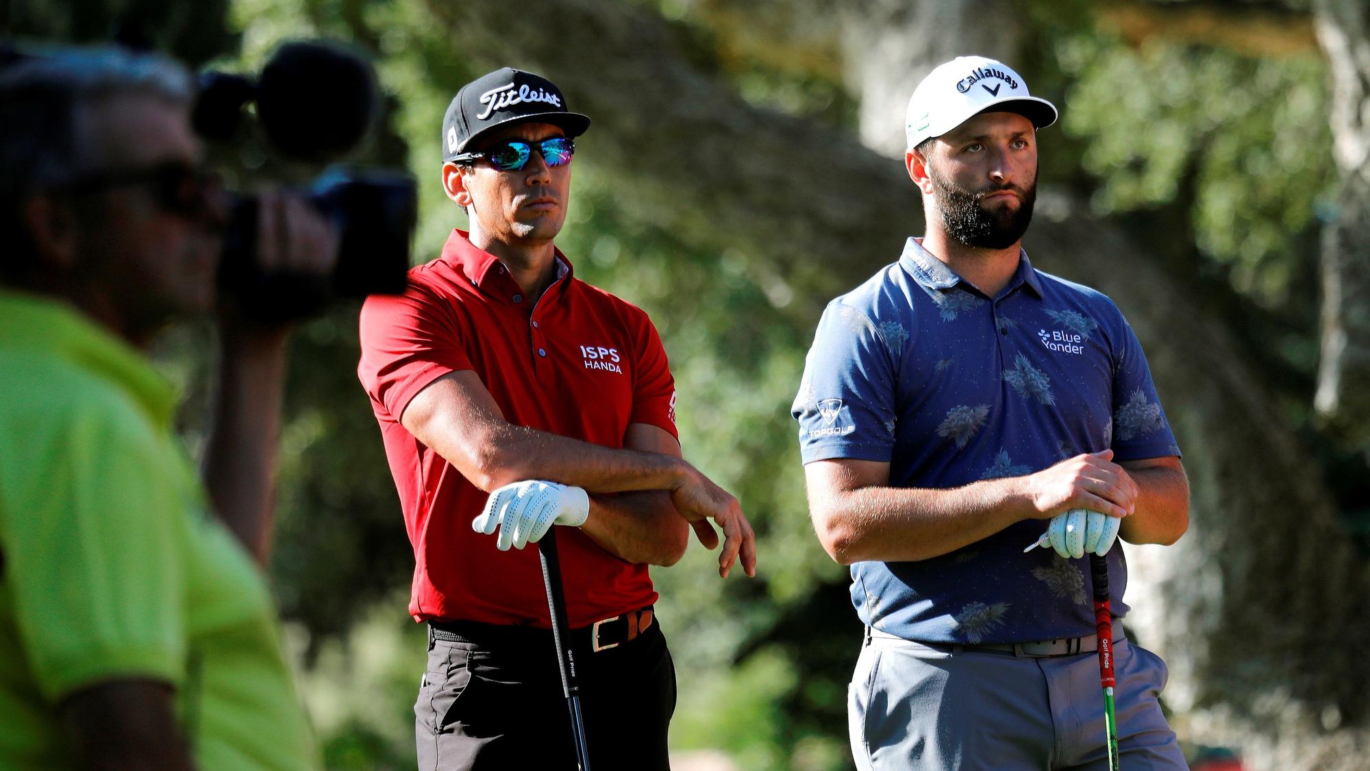 Rafa Cabrera (izquierda) y Jon Rahm durante la segunda jornada del Andalucía Masters de golf.