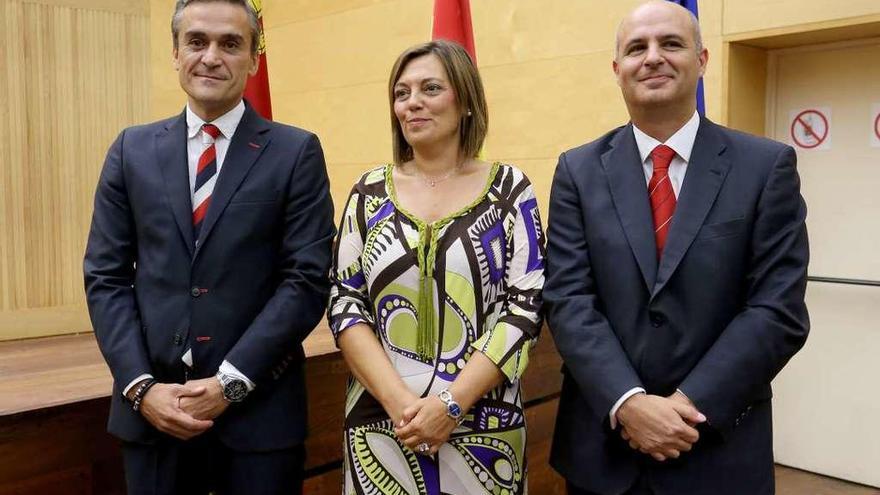 Milagros Marcos posa con los nuevos altos cargos Jorge Llorente (derecha) y Óscar Manuel Sayagués.