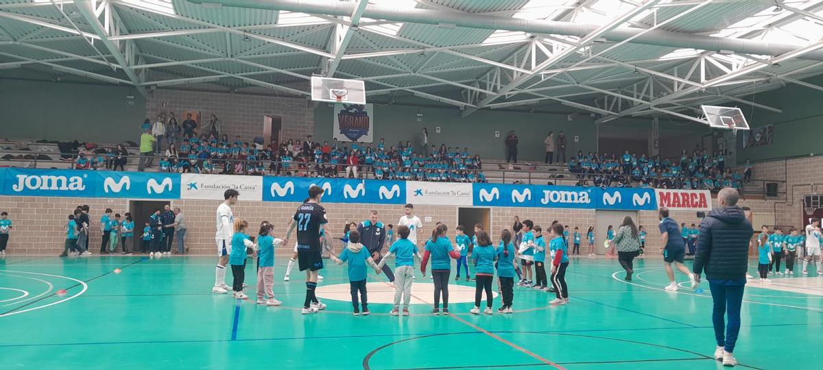 Escolares de Toro disfrutan de una mañana de fútbol sala con los Mega Cracks del Inter Movistar